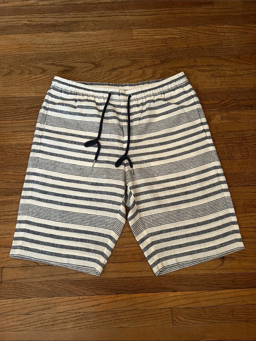 NWOT Men’s Paisley & Gray Slim Fit Blue and White Striped Shorts with Drawstring